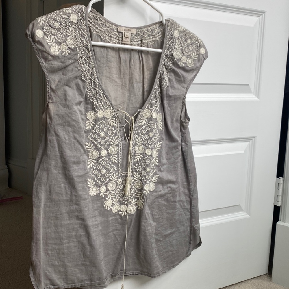 Light short sleeved gray top. Ivory colored embroidery. Easy throw on in summer.
